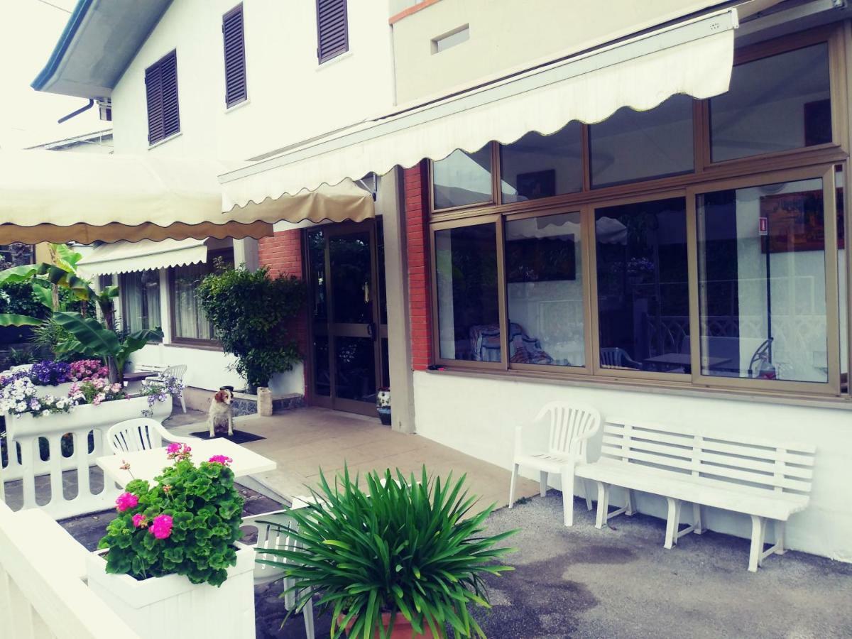 Hotel Villa Claudio Marina di Massa Luaran gambar