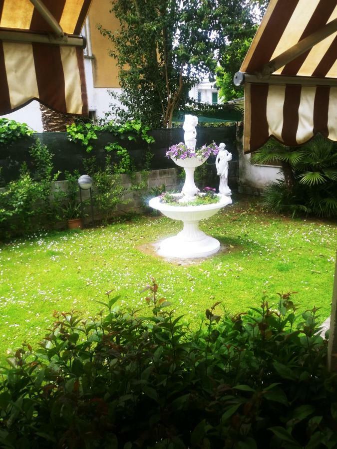 Hotel Villa Claudio Marina di Massa Luaran gambar