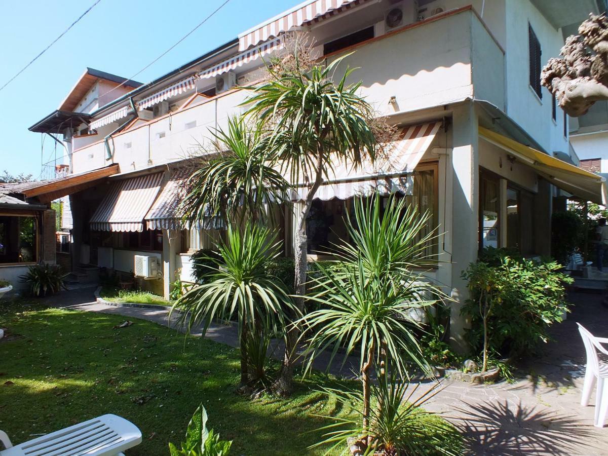 Hotel Villa Claudio Marina di Massa Luaran gambar