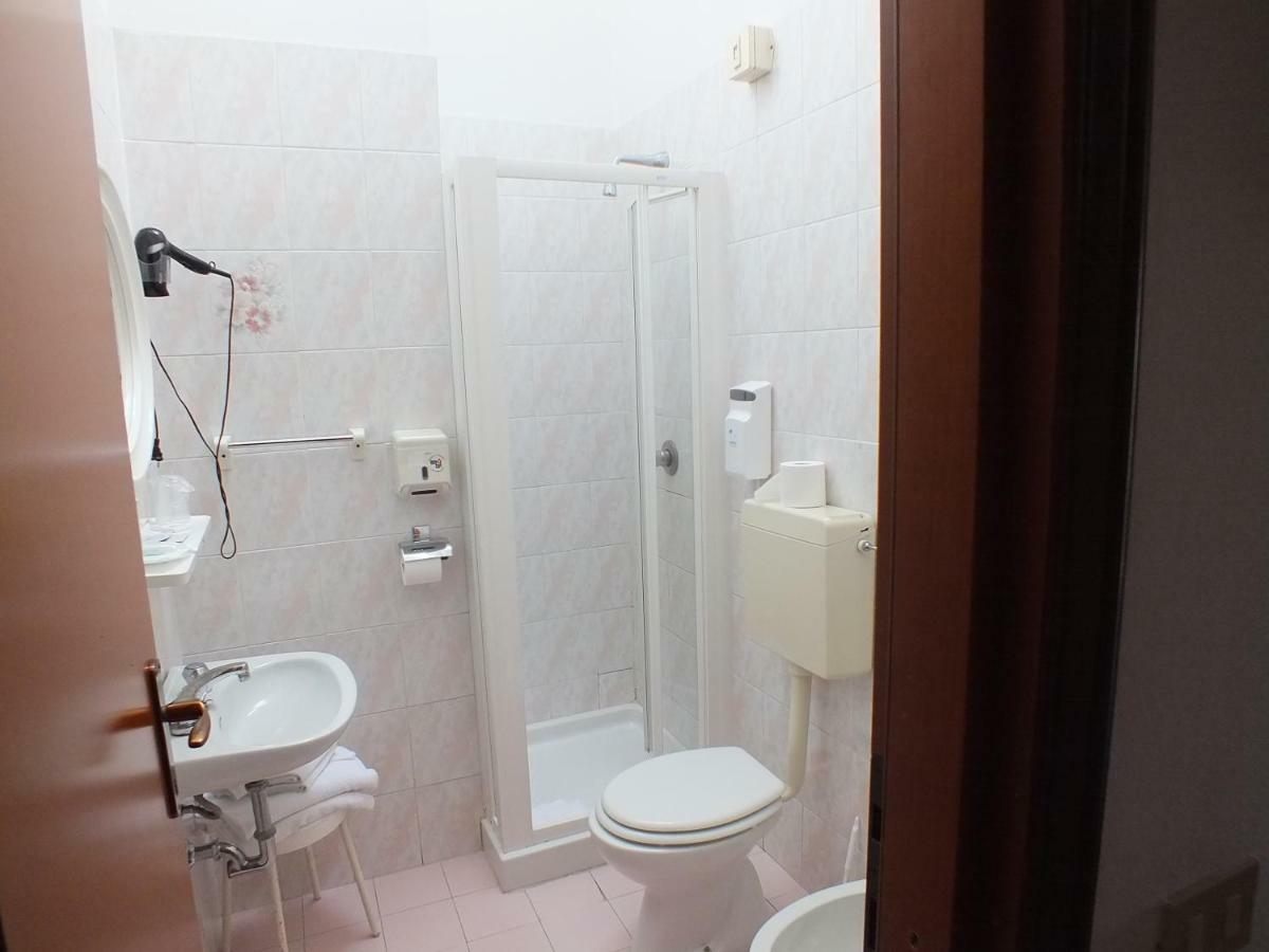 Hotel Villa Claudio Marina di Massa Luaran gambar